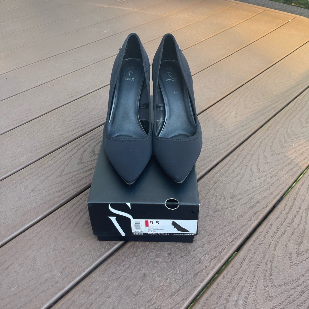 Stretch your sense of style with these women's size 10 pumps from Vera Wang.